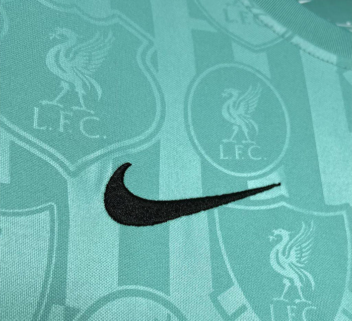haut-de-training-liverpool-rouge-pour-entrainement Red Liverpool training top for practice