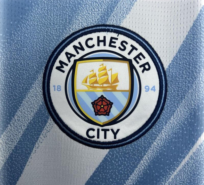 jersey-manchester-city-bleu-ciel-avec-ecusson-du-club-a-domicile sky blue Manchester City soccer jersey with club home crest