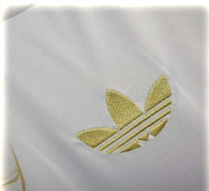 tunique-real-madrid-design-dragon-or-pour-supporter-du-club-version-collector-2425 Real Madrid gold dragon fan kit for club supporters collector version 2425
