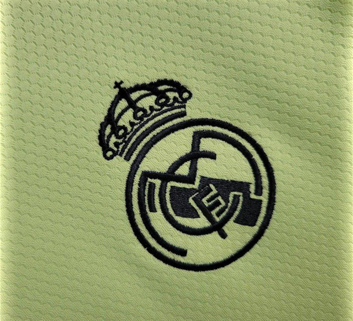 MAILLOTREALMADRID2425gardienvertlogo.jpg Real Madrid Goalkeeper Jersey Green Edition 2024-2025 fabric detail