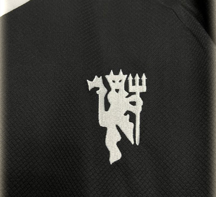 Manchester United goalkeeper kit black long sleeves