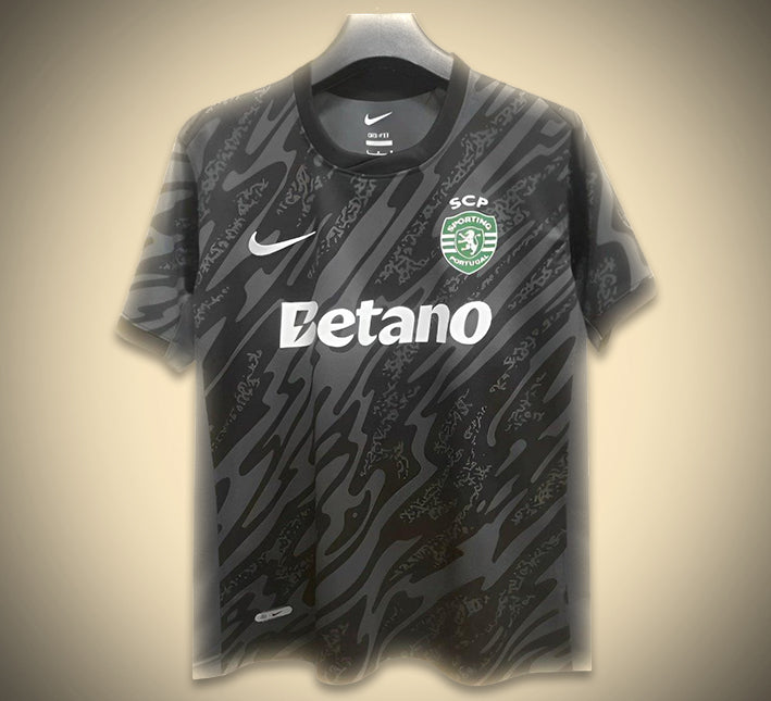 Maillot_Sporting_CP_Gardien_Noir_24_25-1.jpg Sporting CP Goalkeeper Black 2024-2025 Soccer Jersey Front View