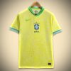 tenue-officielle-bresil-domicile-avec-ecusson-et-finitions-modernes Official Brazil home kit with crest and modern finishes
