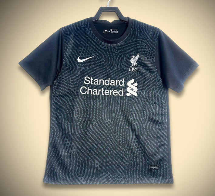 tenue-de-gardien-liverpool-rouge-avec-ecusson-du-club Red Liverpool goalkeeper kit with club crest