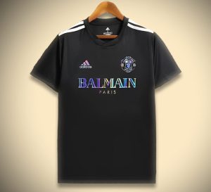 maillot-de-foot-manchester-united-collection-balmain-tenue-supporter-elegante Manchester United soccer jersey Balmain collection elegant supporter outfit