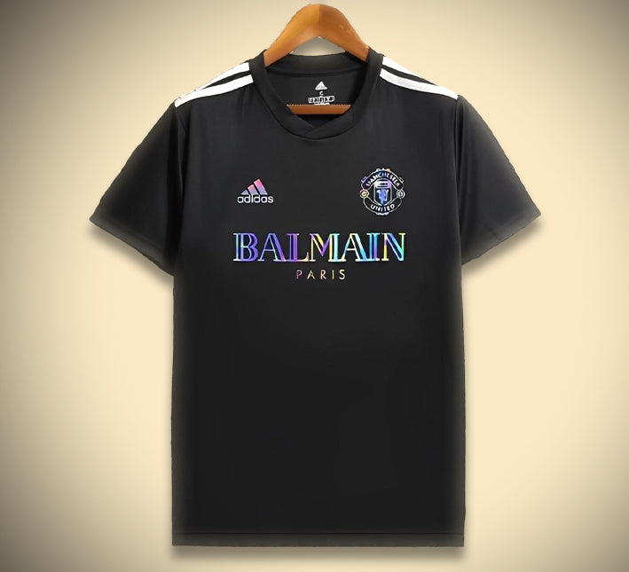 maillot-de-foot-manchester-united-collection-balmain-tenue-supporter-elegante Manchester United soccer jersey Balmain collection elegant supporter outfit