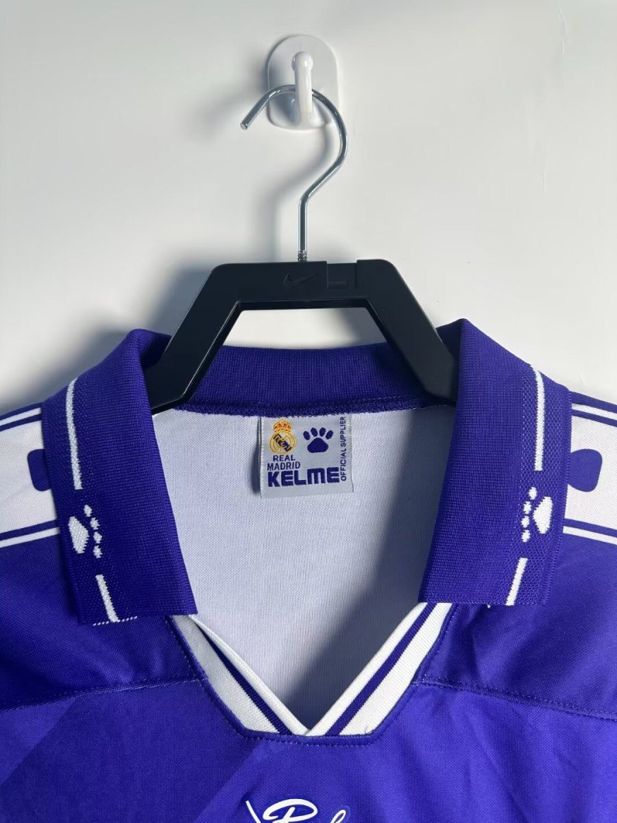maillot-exterieur-vintage-du-real-madrid-saison-mille-neuf-cent-quatre-vingt-quatorze-mille-neuf-cent-quatre-vingt-quinze Vintage Real Madrid away jersey season nineteen ninety four nineteen ninety five
