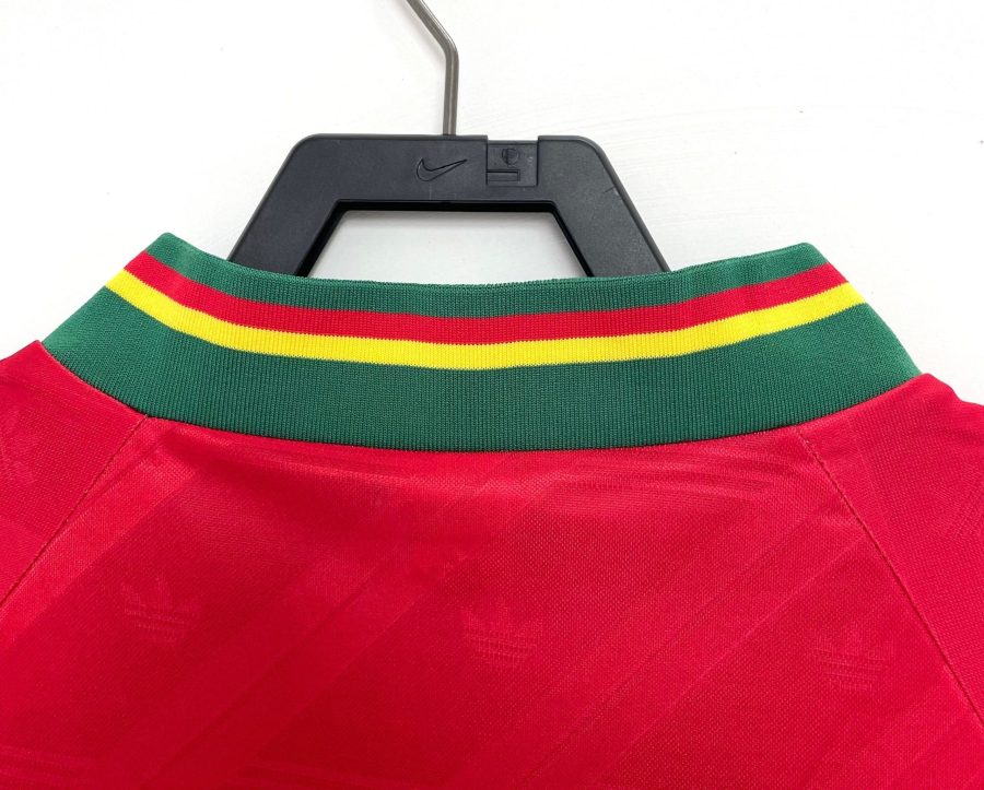 maillot-retro-portugal-rouge-et-vert-style-football Portugal retro soccer jersey red and green style