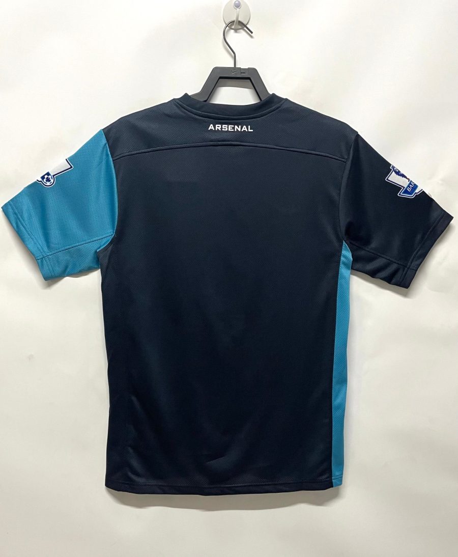 tenue-de-football-arsenal-a-l-exterieur-edition-deux-mille-onze-deux-mille-douze Arsenal away soccer kit 2011 2012 edition