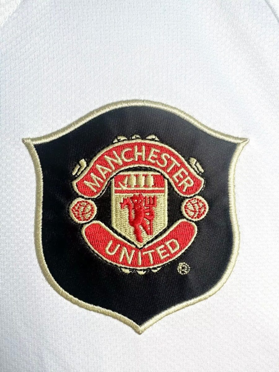 tenue-de-football-manchester-united-rouge-modele-exterieur-vintage Manchester United red soccer kit vintage away style
