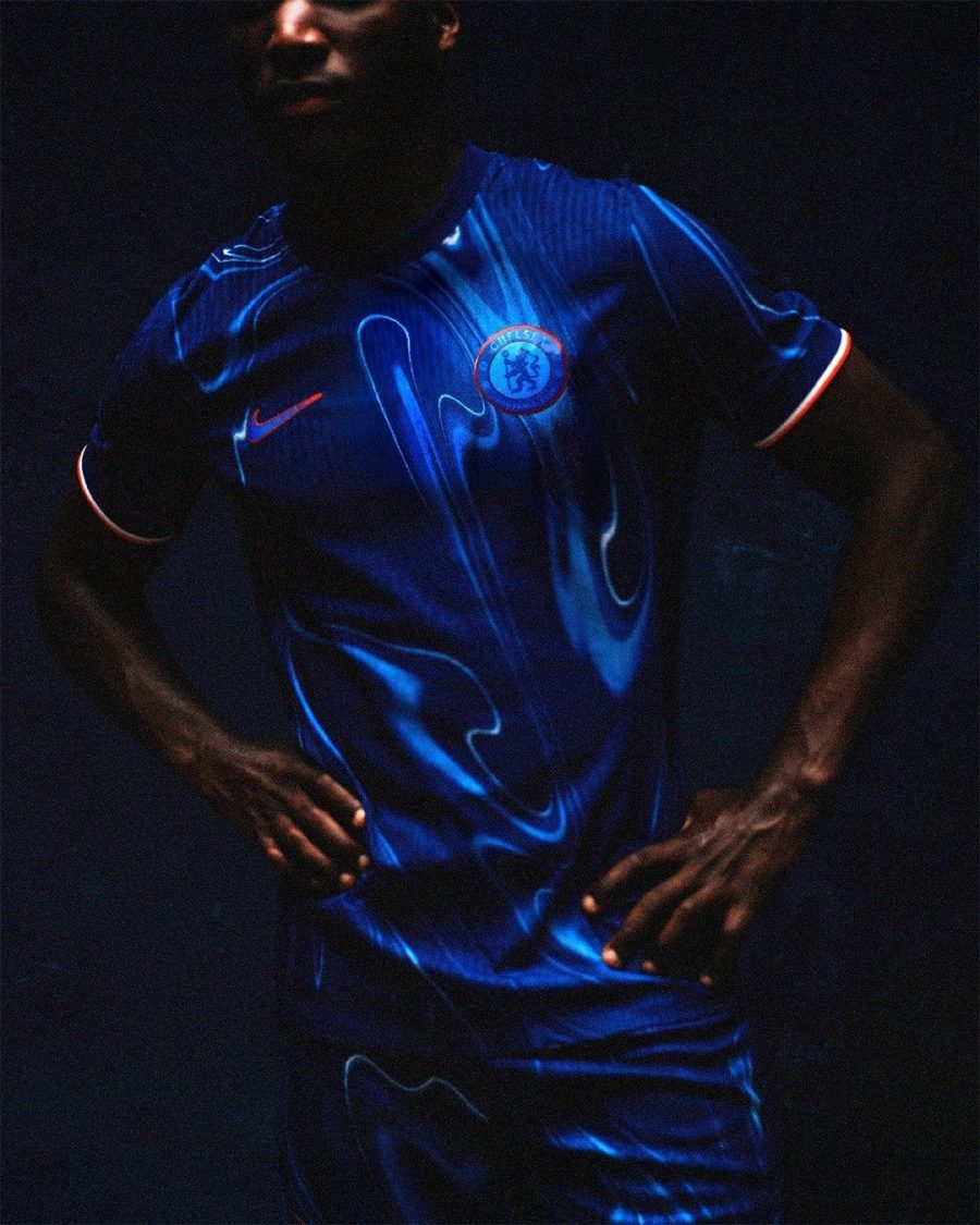 tenue-de-match-chelsea-fc-home-kit-2024-2025-maillot-bleu Chelsea FC match kit home kit 2024 2025 blue jersey