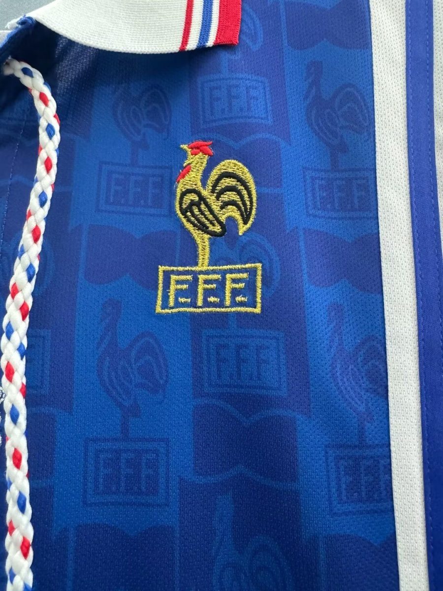 tenue-officielle-france-football-domicile-style-annees-90 Official France soccer home kit 90s style