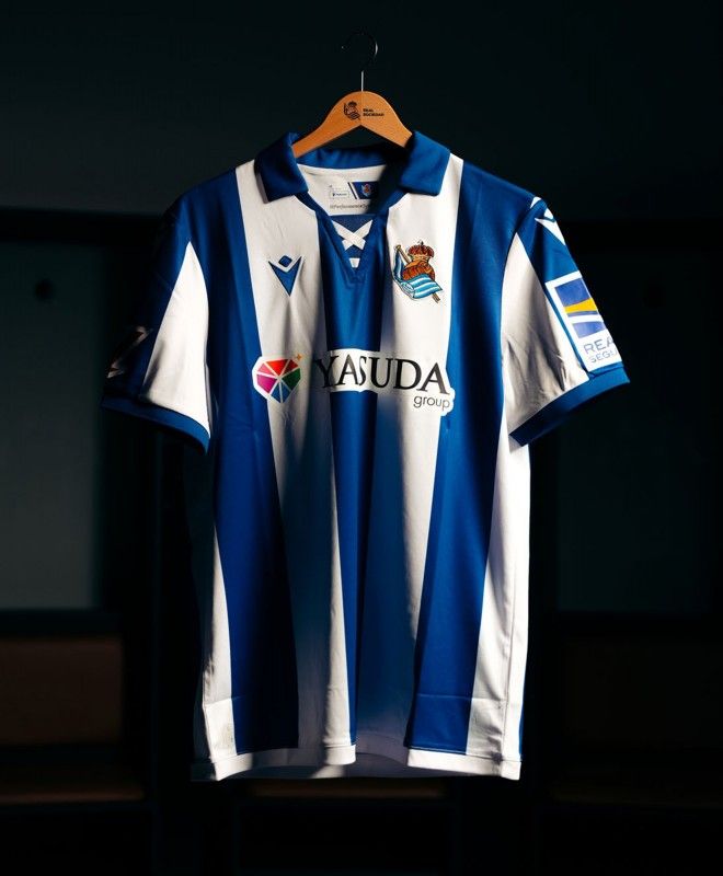 tenue-officielle-real-sociedad-a-domicile-jersey-football Real Sociedad official home kit soccer jersey