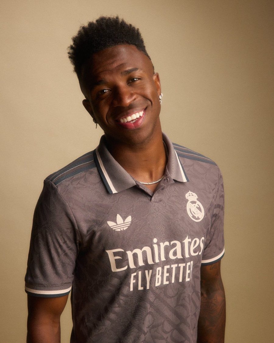 tunique-exterieure-real-madrid-third-violet-avec-ecusson-du-club Real Madrid third away purple jersey with club crest