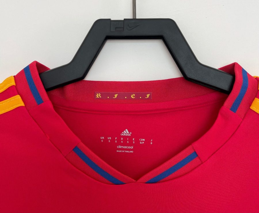 tunique-football-espagne-2010-maillot-rouge-classique-avec-ecusson-national Spain soccer jersey 2010 classic red shirt with national crest