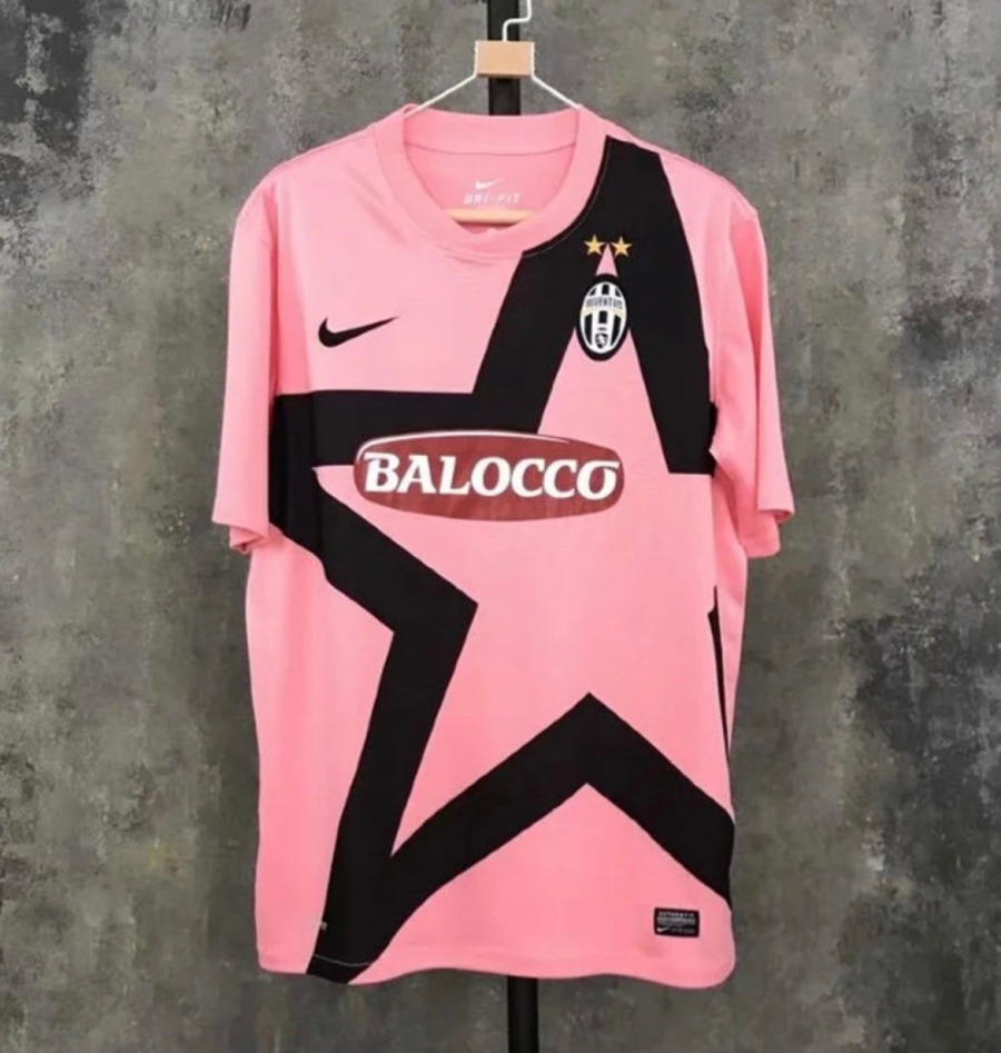 0D15F4AB-1E8A-435B-8C23-2C27585A8D06.jpg Juventus Away 2011/12 Jersey